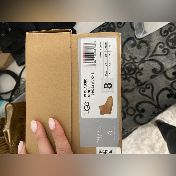 BRAND NEW UGGS - Picture 6 of 6